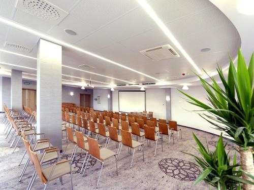 Funkcjonalnie oświetlona sala konferencyjna.
